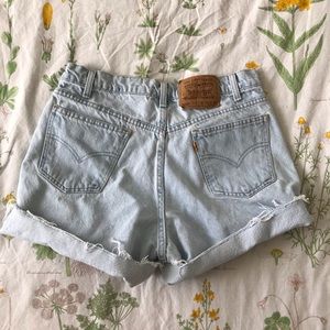 Light wash Levi’s mom shorts